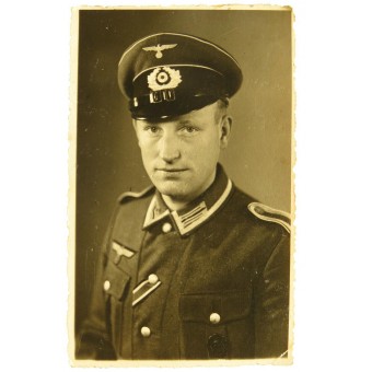 Porträttfoto av en tysk underofficer i infanteriet, belönad med järnkorset och svart sårmärke.. Espenlaub militaria